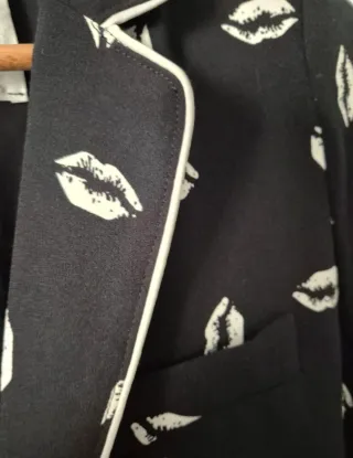 Blazer ESSENTIEL ANTWERP estampado labios