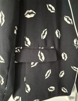 Blazer ESSENTIEL ANTWERP estampado labios