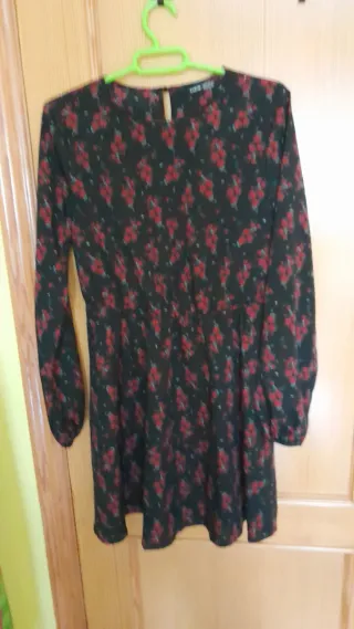 Vestido negro con estampado floral rojo