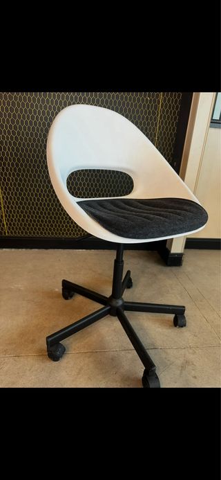 Silla IKEA giratoria blanca con ruedas muy cómoda