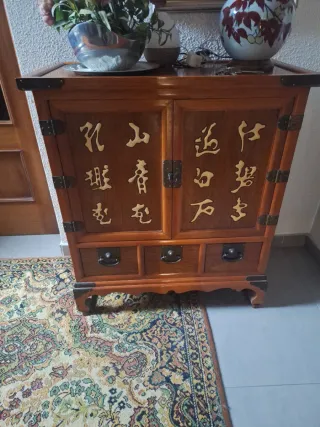 Mueble Chino Madera y Metal Dorado