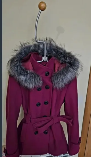 Abrigo morado con capucha y pelo