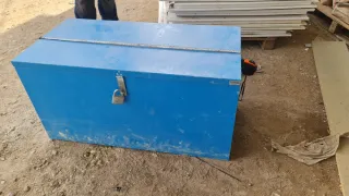 Cofre de chapa azul para herramientas