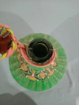 Botijo antiguo de mimbre multicolor