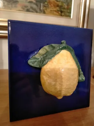 Limone in ceramica su piastrella blu