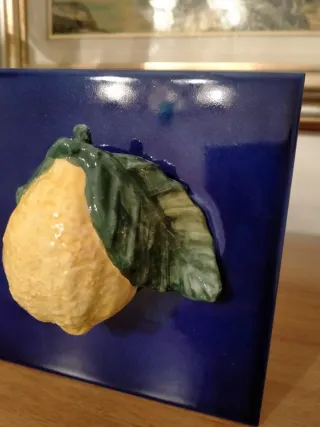 Limone in ceramica su piastrella blu