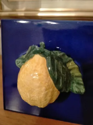 Limone in ceramica su piastrella blu