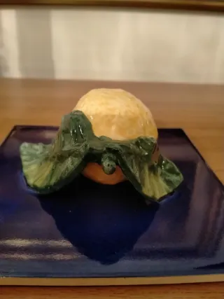 Limone in ceramica su piastrella blu