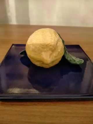 Limone in ceramica su piastrella blu