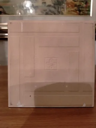 Limone in ceramica su piastrella blu