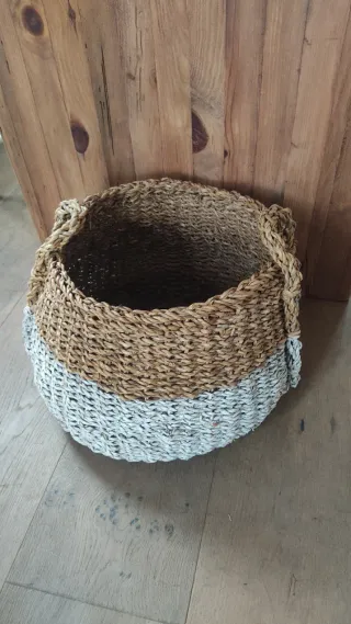 Cesto decorativo de mimbre y yute