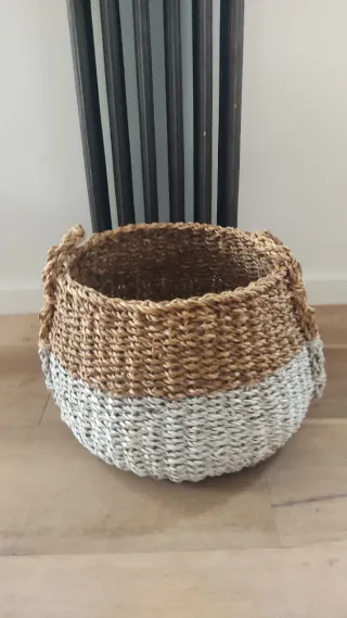 Cesto decorativo de mimbre y yute