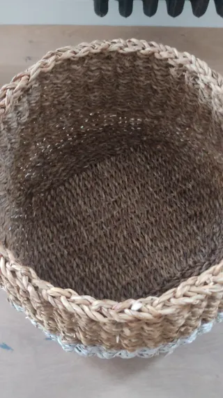 Cesto decorativo de mimbre y yute