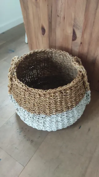 Cesto decorativo de mimbre y yute