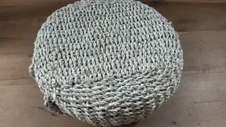 Cesto decorativo de mimbre y yute