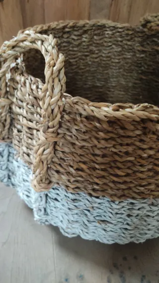 Cesto decorativo de mimbre y yute