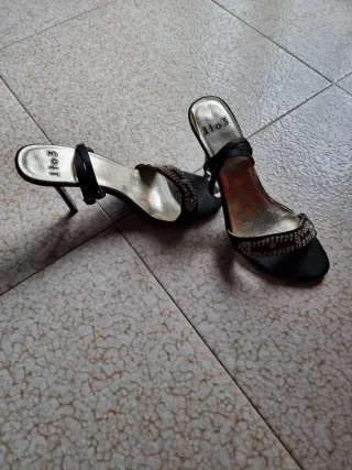 Sandalias de tacón alto negras y doradas