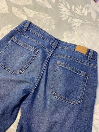 Pantalones vaqueros anchos con tachuelas