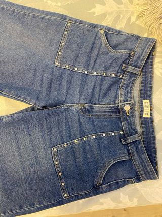 Pantalones vaqueros anchos con tachuelas