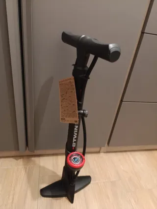 Bicicleta azul con rodillo y bomba