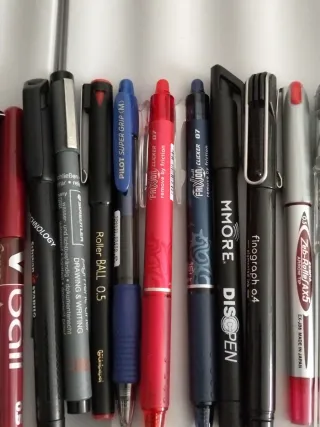 Set di penne varie: Uni-ball, Pilot, Stabilo