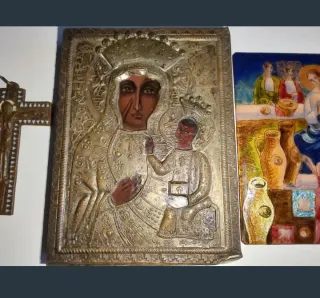 Iconos religiosos y cruz decorativa