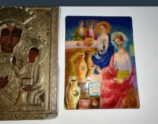Iconos religiosos y cruz decorativa