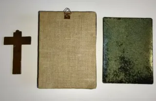 Iconos religiosos y cruz decorativa