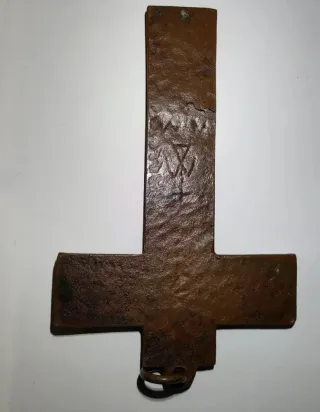 Iconos religiosos y cruz decorativa