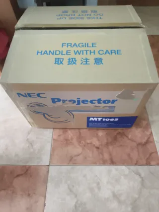Proyector NEC MT1065 sin usar