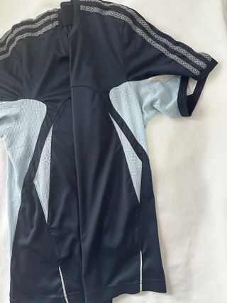 Camiseta deportiva Adidas azul y gris