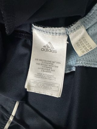 Camiseta deportiva Adidas azul y gris