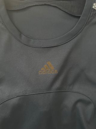 Camiseta deportiva Adidas azul y gris