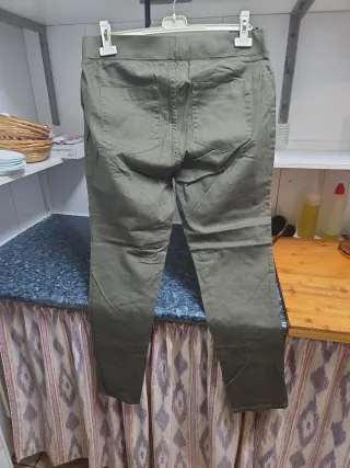 Pantalón Kiabi verde oscuro talla 50