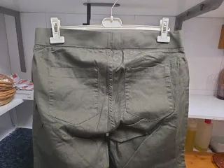 Pantalón Kiabi verde oscuro talla 50