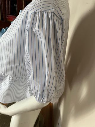 Camisa de rayas con lazos azules