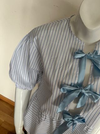 Camisa de rayas con lazos azules