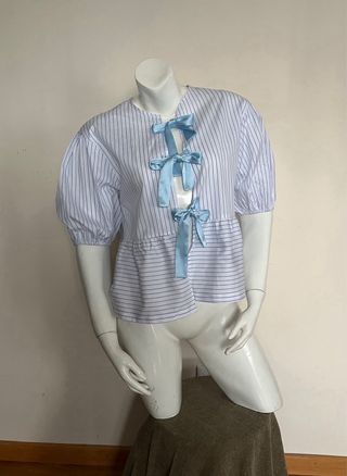 Camisa de rayas con lazos azules