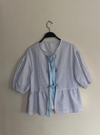 Camisa de rayas con lazos azules