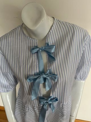 Camisa de rayas con lazos azules