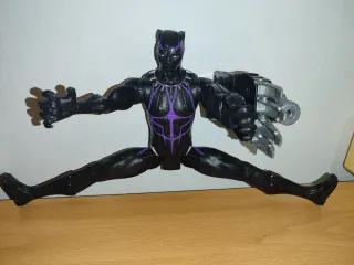 Muñeco Black Panther con garra