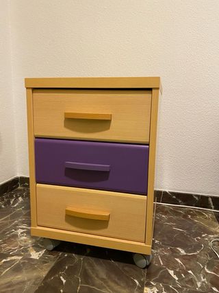 Mesita de noche con ruedas