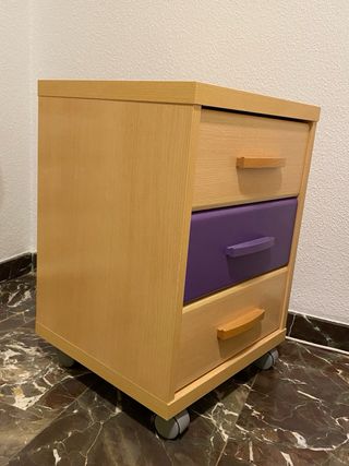 Mesita de noche con ruedas