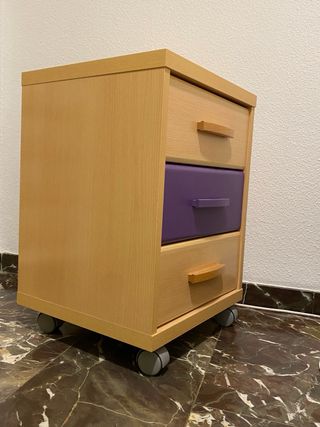 Mesita de noche con ruedas