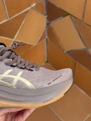 Asics Gel Nimbus 27 Marrón/Dorado