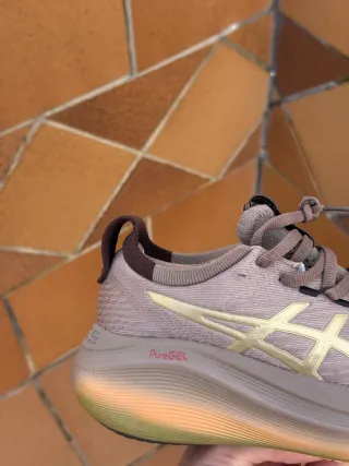 Asics Gel Nimbus 27 Marrón/Dorado