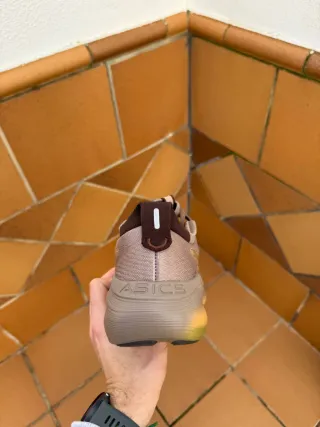 Asics Gel Nimbus 27 Marrón/Dorado