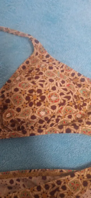 Bikini multicolor con detalles dorados