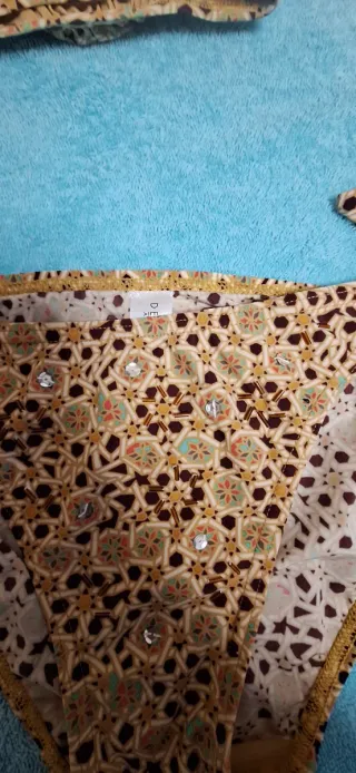 Bikini multicolor con detalles dorados