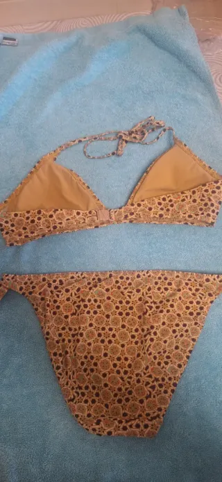 Bikini multicolor con detalles dorados
